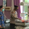 Kapolsek Pekalongan Utara memeriksa kondisi bayi di rumah sakit