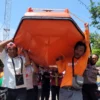 BPBD Kota Pekalongan Serahkan Hibah Perahu SAR untuk Polres Pekalongan Kota