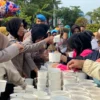 Polwan bersama Bhayangkari dan ASN Polres Pekalongan Kota membagikan 1.000 porsi sarapan soto secara gratis untuk warga di Hari Ibu tahun 2022