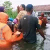 BPBD mengevakuasi warga terdampak banjir di Kota Pekalongan pada Sabtu (31/12/2022)