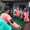 warga mengungsi akibat banjir di kota Pekalongan