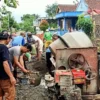 Jalan Tak Kunjung Diperbaiki Oleh Pemerintah, Warga Desa di Kabupaten Pekalongan Ini Swadaya Perbaiki Jalan Kabupaten yang Rusak