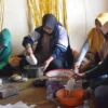 Istri Babinsa Ajari Ibu-Ibu PKK dan Mahasiswa KKN di Sokoduwet Bikin Steak dan Bolu dari Tahu