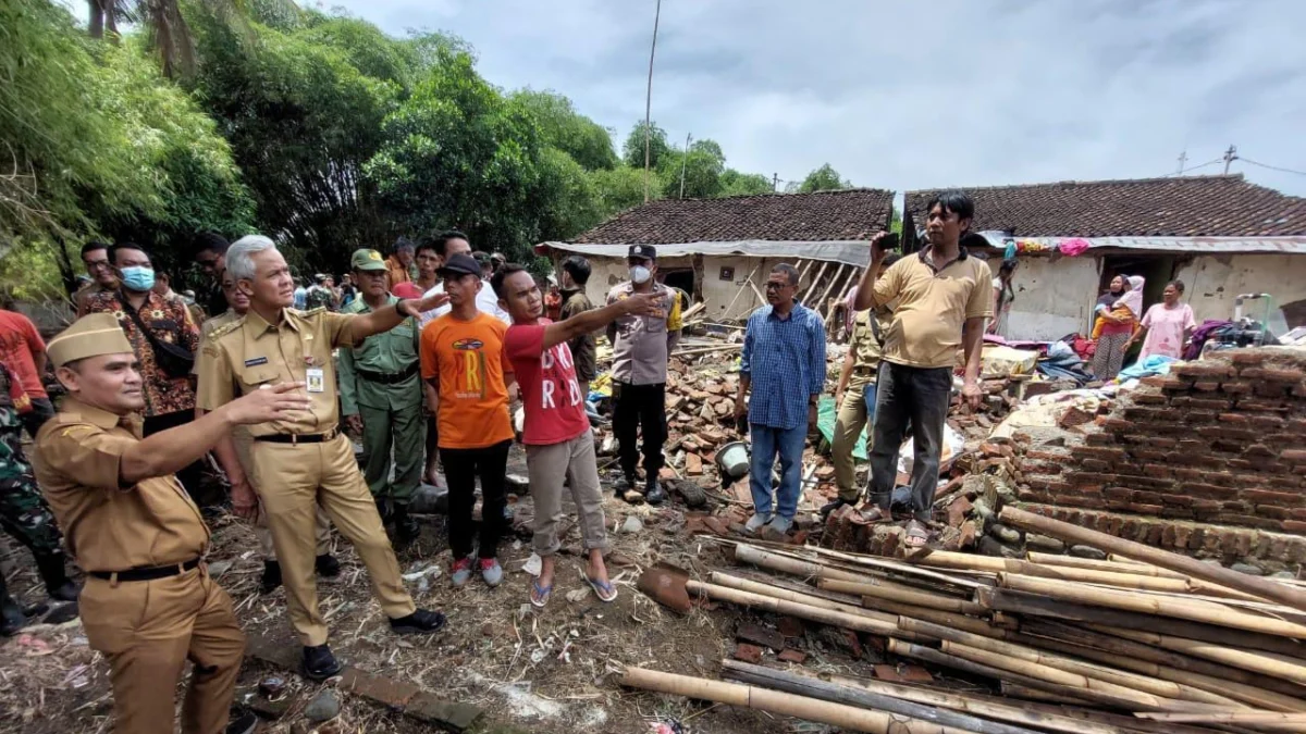 Cek Banjir, Ganjar Siap Bantu Rehab Rumah dan Alat Sekolah