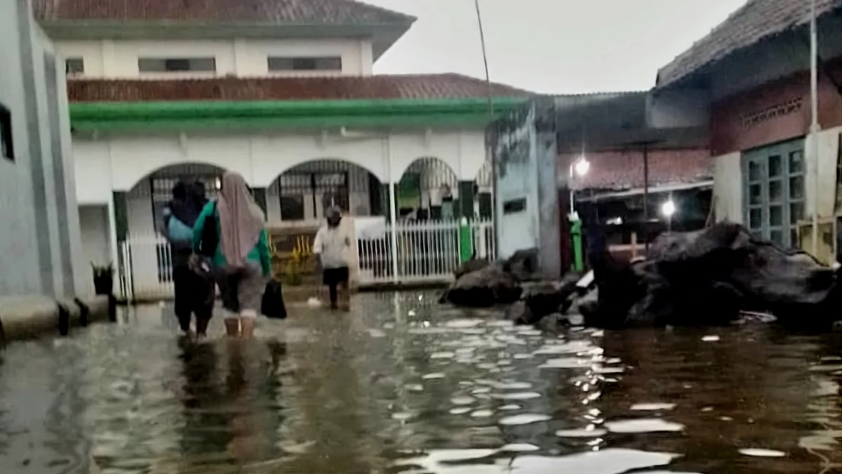 Banjir Sudah Surut, Namun Belum Beranjak dari Degayu