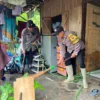 Bantu Tangani Banjir, Polres Kendal Evakuasi Hingga Bersihkan Rumah Warga