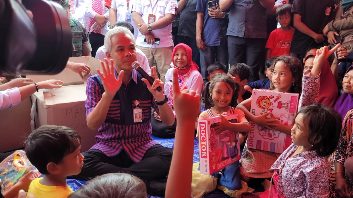 Gubernur Jateng Ganjar Pranowo hibur pengungsi banjir di Kota Pekalongan