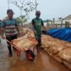 Warga gotong royong selesaikan tanggul darurat di Sungai Meduri Pekalongan