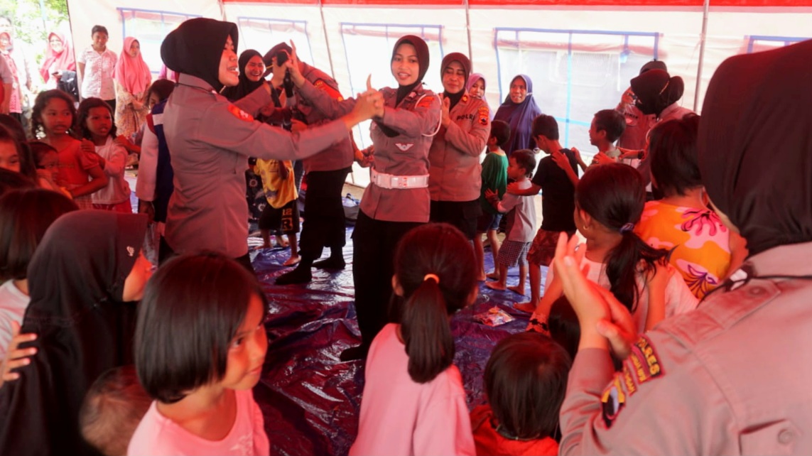 Polwan Polres Pekalongan Kota beri trauma healing untuk anak-anak pengungsi banjir di Aula Kantor Kecamatan Pekalongan Barat, Selasa (3/1/2023).