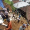 TNI-Polri dan Warga Bersinergi Bersihkan Material Tanah Longsor di Desa Depok