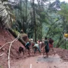 Dua Hari Evakuasi Longsor di Desa Sidomulyo, Jalan Menuju Dukuh Parakandowo Sudah Bisa Dilewati