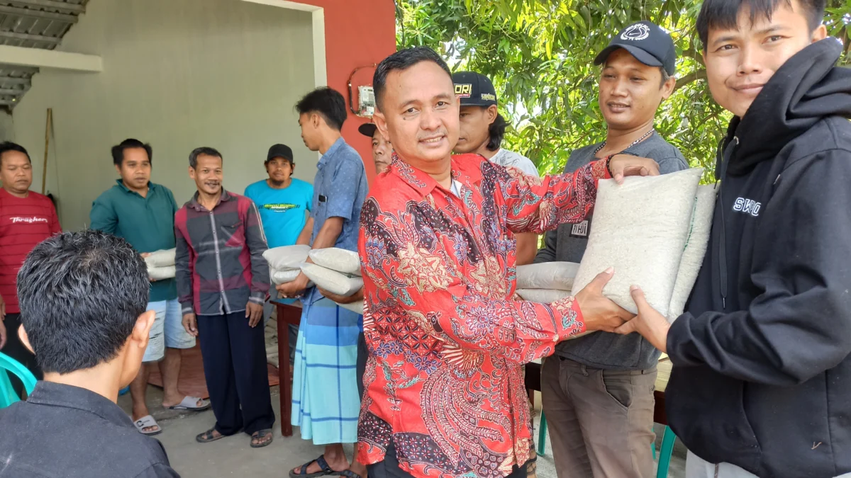 Wakil Pimpinan DPRD Kabupaten Pekalongan H. Sumar Rosul, Sip, MAP secara simbolis menyerahkan bantuan hibah kepada anggota Kelompok Tani, Tundansari Desa Sidorejo, Tirto. (Triyono)
