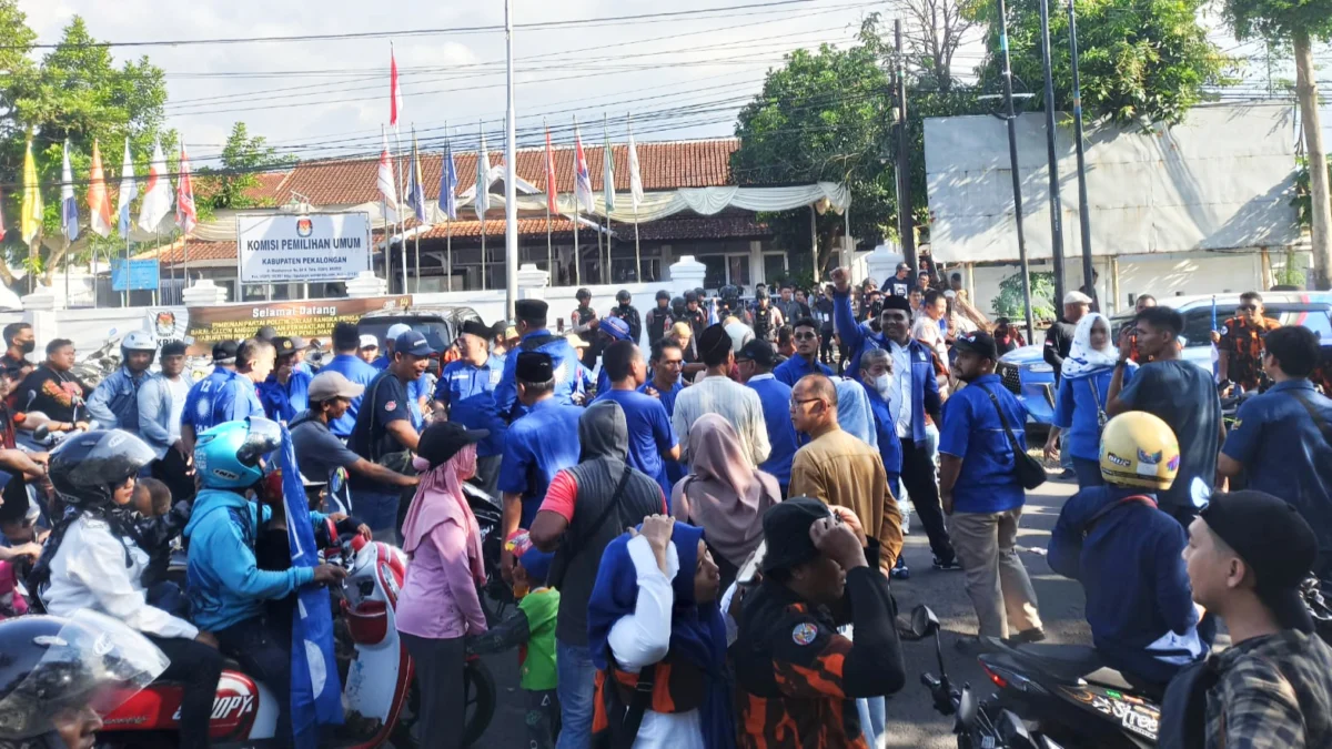 Daftar Bacaleg, Ribuan Kader PAN Kabupaten Pekalongan Birukan KPU