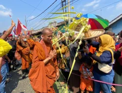 Lintasi Tulis Batang, Rombongan Bhikkhu Thudong Dihadiahi Hasil Bumi Petani