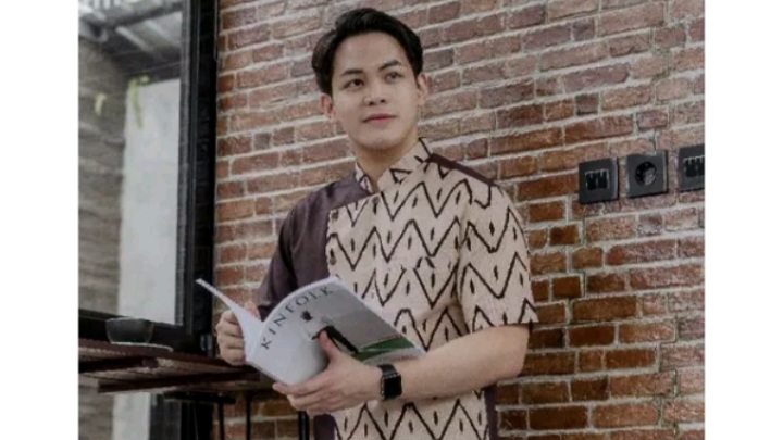 Baju batik kombinasi polos modern untuk pria