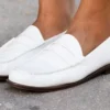 semir sepatu putih