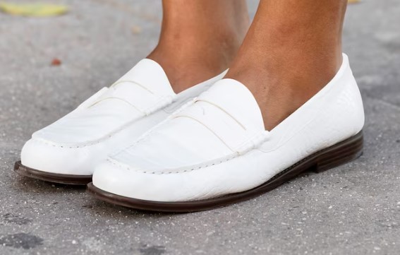 semir sepatu putih