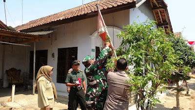 TNI-Polri dan Camat Karangdadap Cek Pemasangan Bendera Merah Putih di Desa-desa