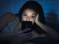 5 Dampak Buruk Kecanduan Smartphone Bagi Remaja, Kaum Rebahan Wajib Tahu