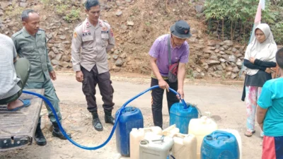 KPH Perhutani Pekalongan Timur Bantu Air Bersih ke Warga Kekeringan