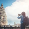 asian woman take picture of landmark(fotografi travel)