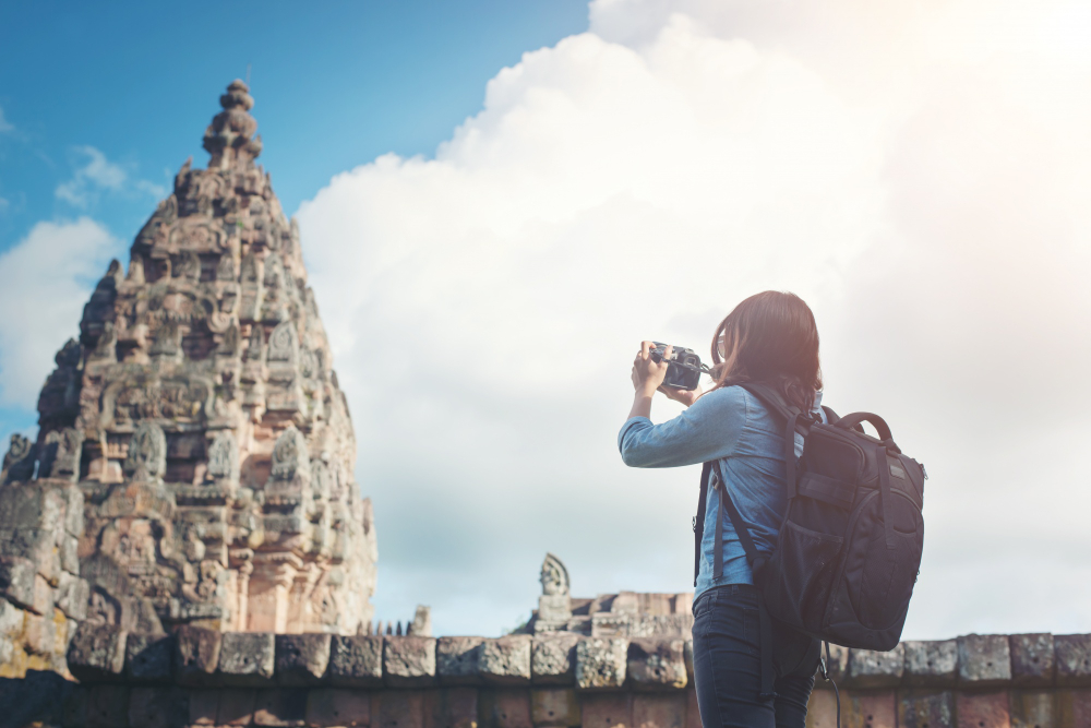 asian woman take picture of landmark(fotografi travel)