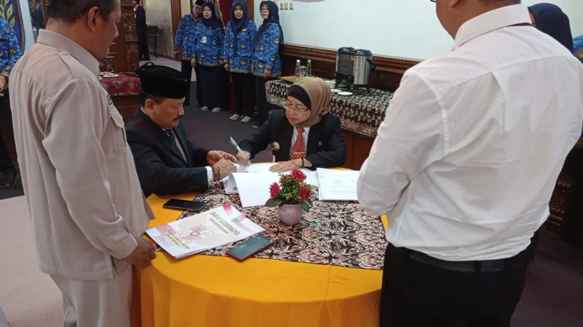 Pj Bupati Batang menandatangani Naskah Perjanjian Hibah Daerah (NPHD) untuk anggaran Pemilihan Umum serentak tahun 2024.