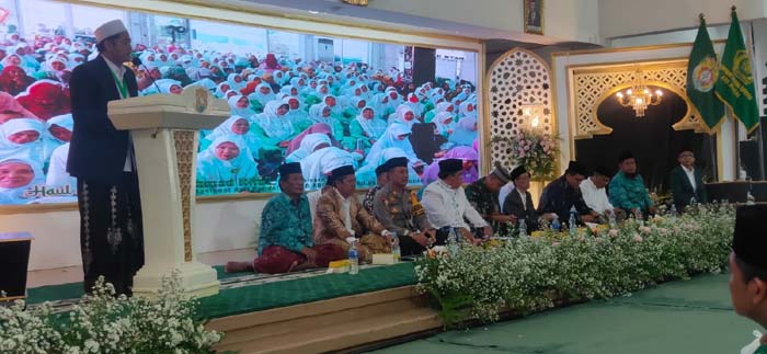 PENUH JAMAAH - Selain para pejabat pemerintahan, Haul Akbar KH Ahmad Rifai juga disemuti oleh ribuan jamaah yang meluber hingga keluar Pendopo Tumenggung Bahurekso Kendal, kemarin.