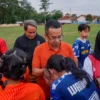 Rizal Bawazier bersama Kades Wanarata mengalami para pemain sepakbola wanita yang berlaga di ajang turnamen IPPO Woman Exhibition Football. Istimewa