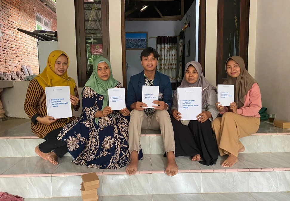 Mahasiswa KKN Undip Melaksanakan Pendampingan Pembukuan Keuangan dan Pemasaran terhadap UMKM Desa Legokkalong